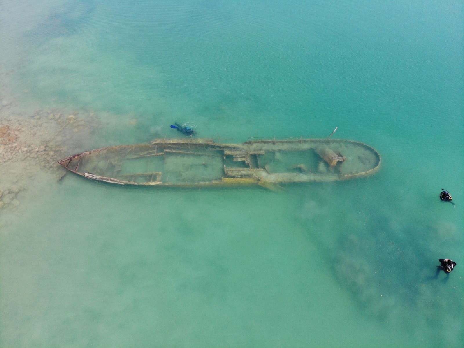 Van Gölü'nde bir batık gemi daha gün yüzüne çıkartıldı